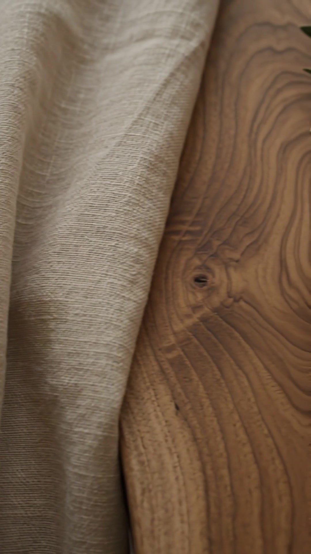 Detalle macro de textura de lino sobre madera.
